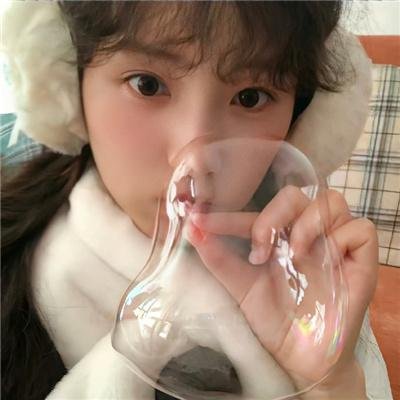 照片中的女孩